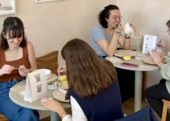 No Klæy Kreative pode pintar uma peça de cerâmica e levá-la para casa