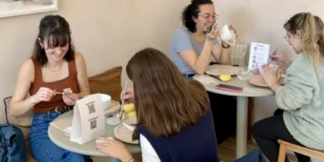 No Klæy Kreative pode pintar uma peça de cerâmica e levá-la para casa