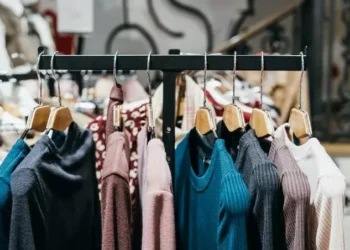 Mulher é detida após furtar 31 peças de roupa em loja de Indaial