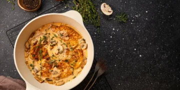 Almoço? Jamie Oliver sugere ensopado de frango, salsicha e cogumelos