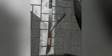 Embriagado e armado com facão, homem causa preocupação e é abordado pela PM em Blumenau