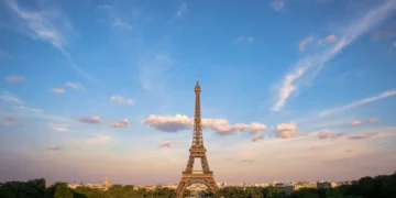 Torre Eiffel às escuras em sinal de luto pelo Papa Francisco