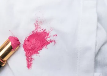 Aprenda este truque simples para remover manchas de batom da roupa