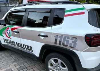 Homem é preso após ameaçar matar familiares e policiais e afirmar pertencer a facção criminosa em Indaial