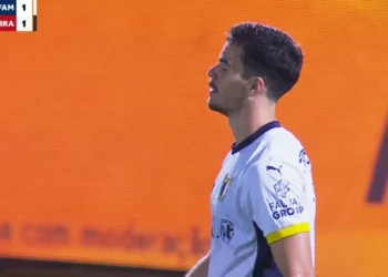 Rodrigo Pinheiro fez o que não devia e ‘tramou’ o Famalicão neste lance