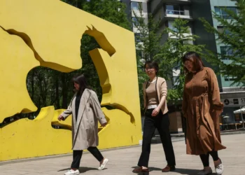 Atividade industrial da China abranda em abril