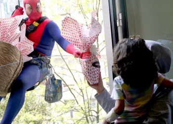 ‘Homens-aranha’ distribuem ovos da Páscoa a crianças internadas em Itália