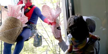 ‘Homens-aranha’ distribuem ovos da Páscoa a crianças internadas em Itália