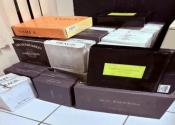 Carga com mais de 200 garrafas de vinho estrangeiro é apreendida em fiscalização em Gaspar