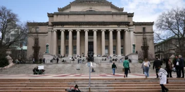 Universidade de Columbia despede 180 investigadores devido a cortes de Trump