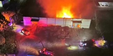 Incêndio destrói galpão industrial de 1.400m² e mobiliza bombeiros de quatro cidades em SC