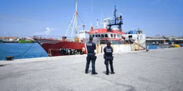 Embarcação de pesca fiscalizada em Peniche. “Identificadas infrações”