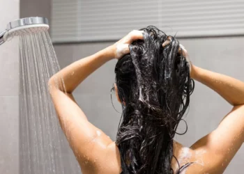 O cabelo fica mais sujo nas raízes ou nas pontas? Especialista esclarece