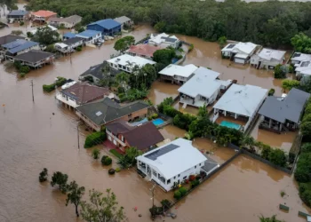 Inundações recorde na Austrália fazem um morto e deixam 50 mil isolados