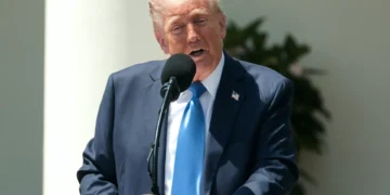 Trump recebeu ex-líder de milícia condenado por assalto ao Capitólio