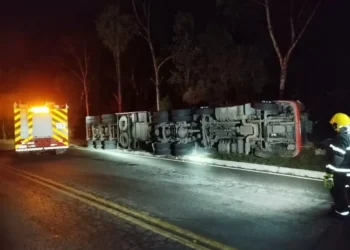 Motorista fica ferido após carreta tombar na SC-350, em Ituporanga