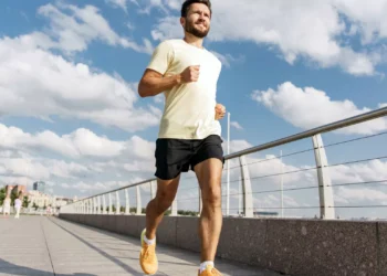 O exercício que queima mais calorias do que 30 minutos de caminhada