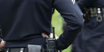 Árvore cai sobre casa nos EUA e mata menina de 10 anos que dormia com avó