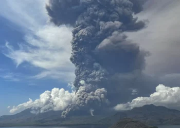 Indonésia em alerta máximo para vulcão na ilha das Flores após erupção