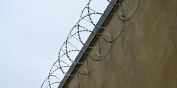 Dez presos “armados e perigosos” ainda em fuga de prisão nos EUA