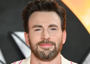Chris Evans ‘falha’ Cannes para estar com a mãe. Ator explica razão