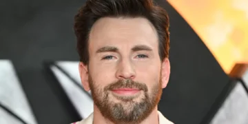 Chris Evans ‘falha’ Cannes para estar com a mãe. Ator explica razão