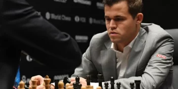 Mestre do xadrez Magnus Carlsen enfrenta empate em jogo contra 140 mil pessoas