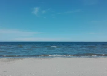 Mulher de 66 anos morre esmagada por escavadora em praia italiana