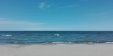 Mulher de 66 anos morre esmagada por escavadora em praia italiana