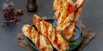 Tubos de queijo e bacon para um almoço divertido com os miúdos