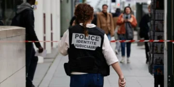 Grupo obrigava menina de 14 anos a prostituir-se em Paris. Mãe denunciou