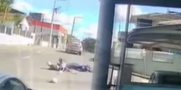 Empinada e na contramão, moto bate contra viatura da PM em Jaraguá do Sul