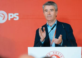 Carneiro defende voto de “boa-fé” do PS “contra moção de rejeição do PCP”