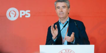 Carneiro defende voto de “boa-fé” do PS “contra moção de rejeição do PCP”