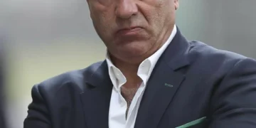 Gilberto Coimbra cumpre sonho da subida e diz que treinador é para manter