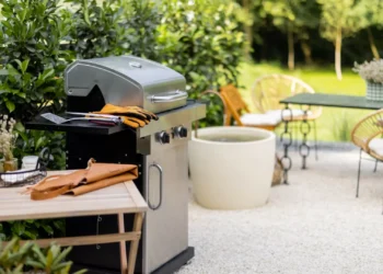 Tem barbecue? Siga estas dicas de limpeza antes das primeiras sardinhas