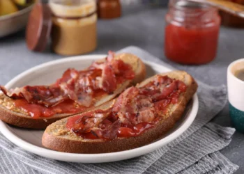 Almoço em segundos? Prepare esta sandes com bacon e manteiga de amendoim