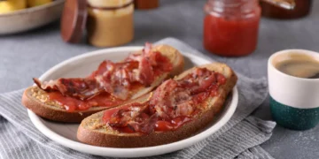 Almoço em segundos? Prepare esta sandes com bacon e manteiga de amendoim