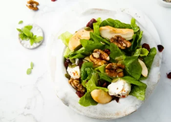 Uma salada de queijo de cabra que fica pronta em segundos