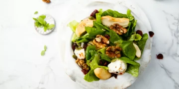 Uma salada de queijo de cabra que fica pronta em segundos