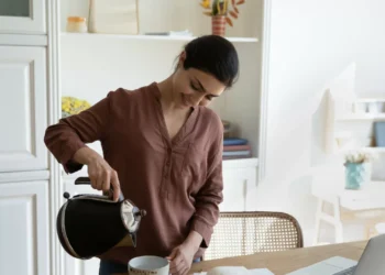 Gosta de chá? Siga estas dicas para limpar a chaleira elétrica