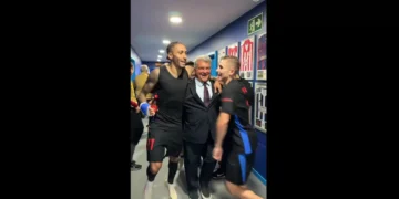 De cerveja na mão, Raphinha foi ‘buscar’ Laporta para a festa do Barça