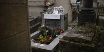 Encontrado busto de Jim Morrison roubado há 37 anos de famoso cemitério de Paris