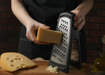 O truque para ralar queijo que lhe vai facilitar a vida