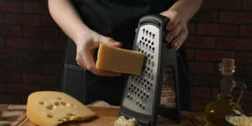 O truque para ralar queijo que lhe vai facilitar a vida