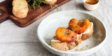 Tosta de pêssego, ricotta e pistacho, a combinação de snack perfeita