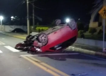 Capotamento na SC-110 deixa dois feridos em Rodeio