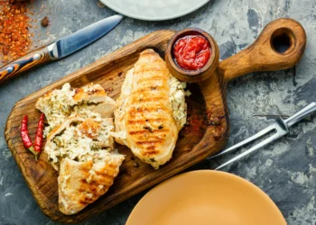 Tome nota desta receita de frango recheado com brie, espargos e presunto