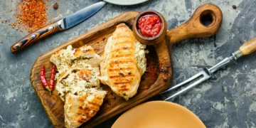 Tome nota desta receita de frango recheado com brie, espargos e presunto