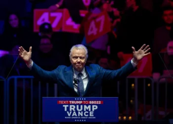 Jon Voight quebra silêncio sobre tarifas ao cinema: “Trump ama Hollywood”